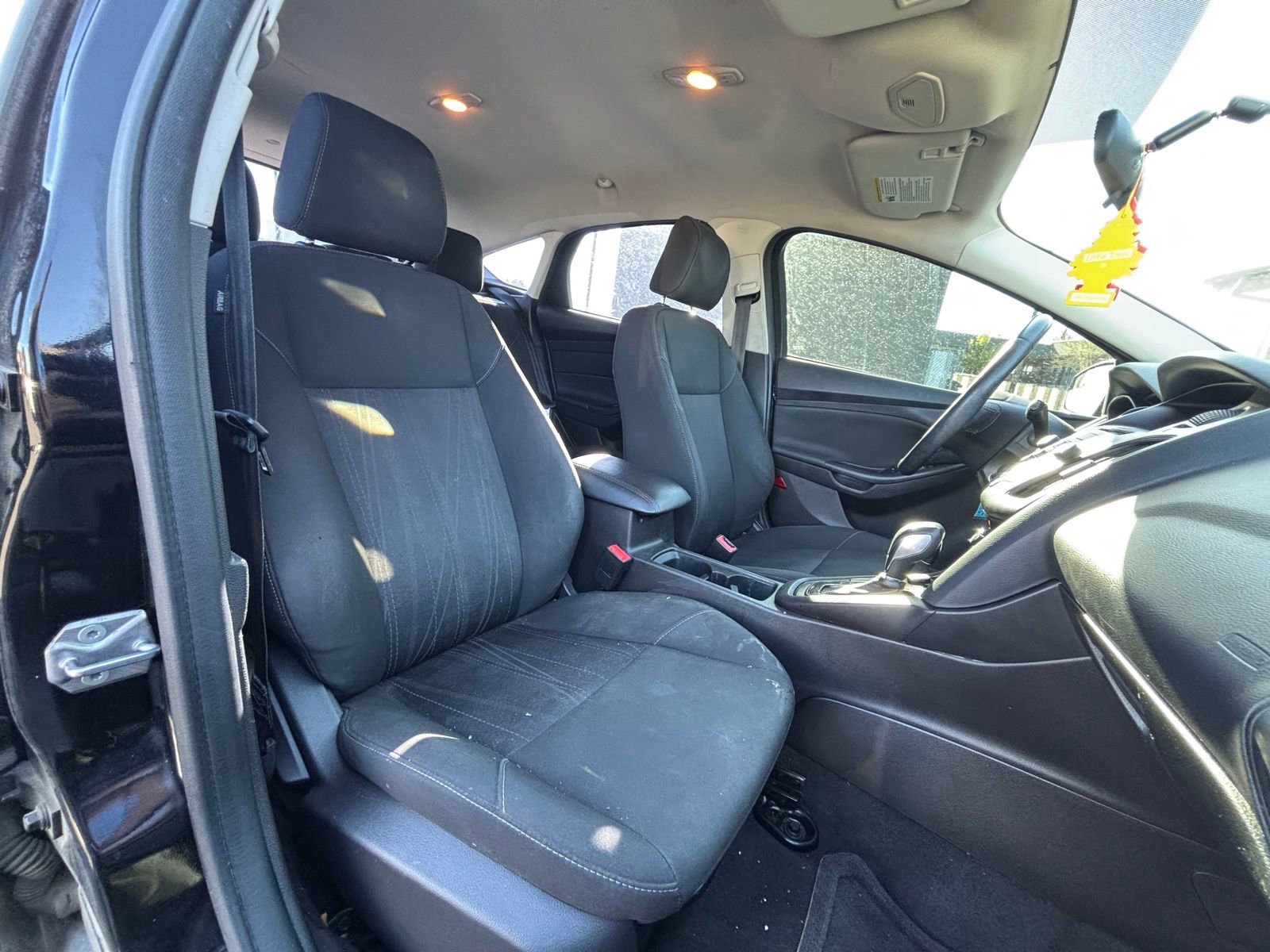 Used 2017 Ford Focus SE w/ Cold Weather Package FWD image 13