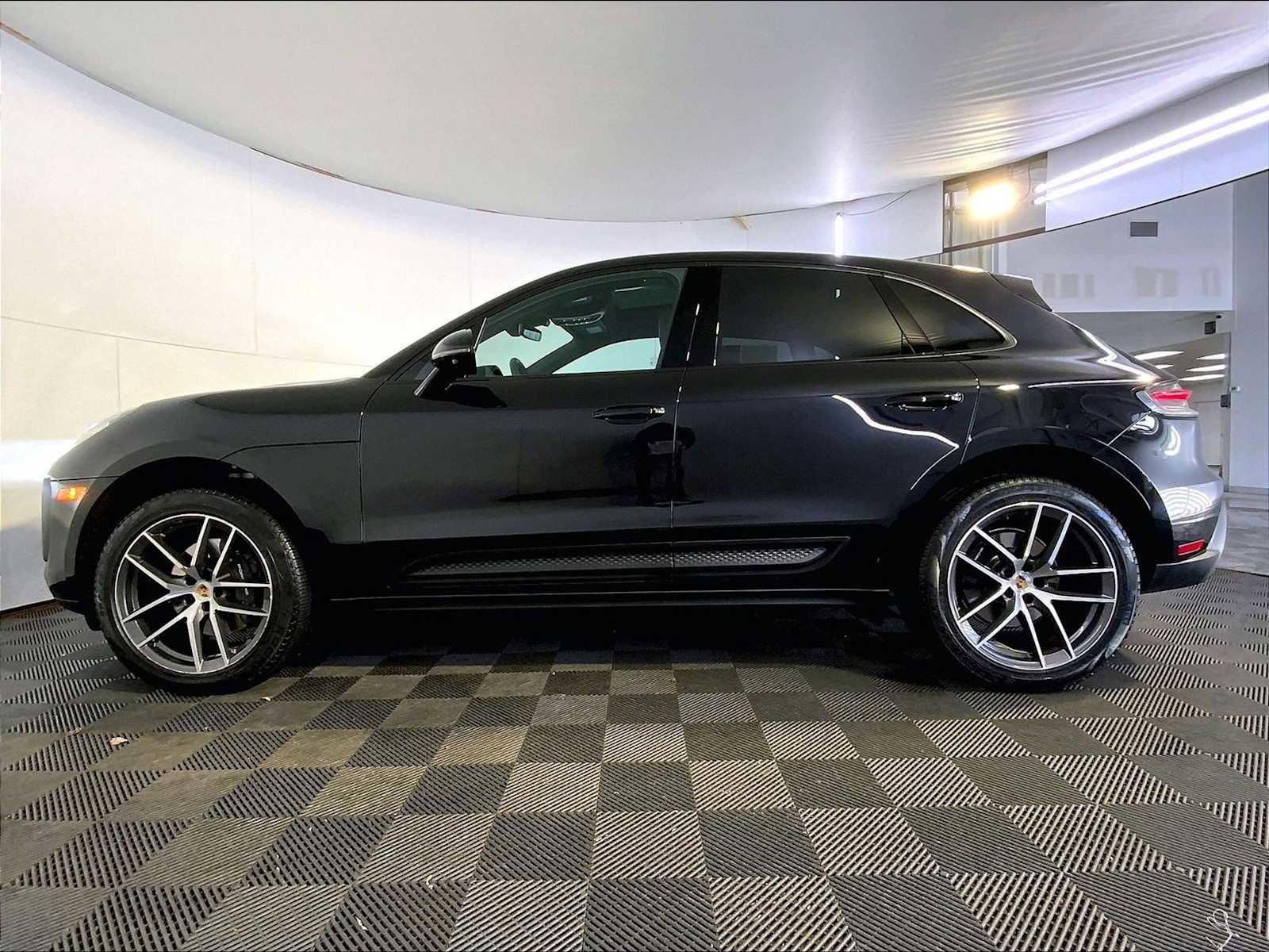 Certified 2025 Porsche Macan image 2