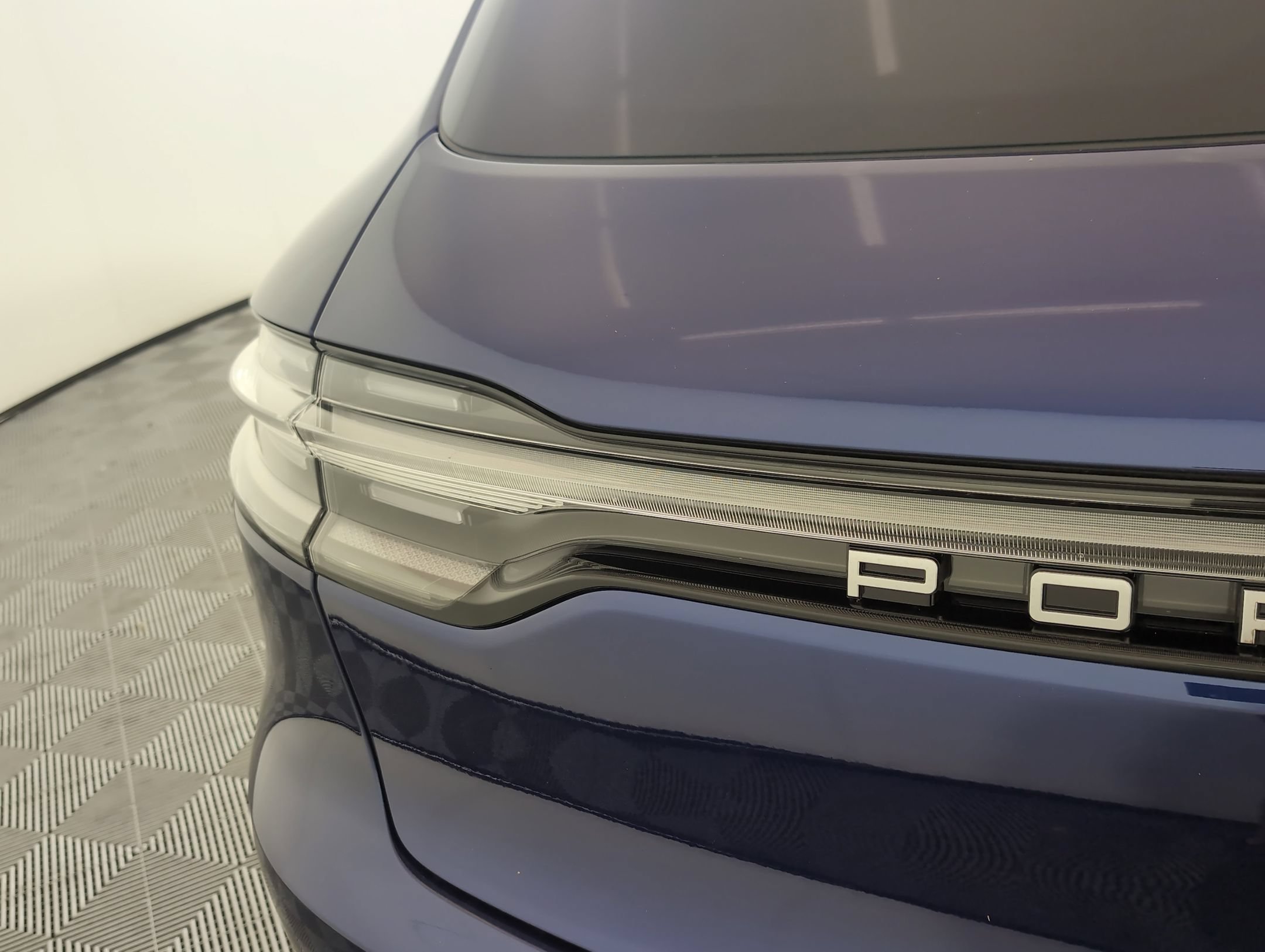 Certified 2025 Porsche Macan AWD/4WD image 15