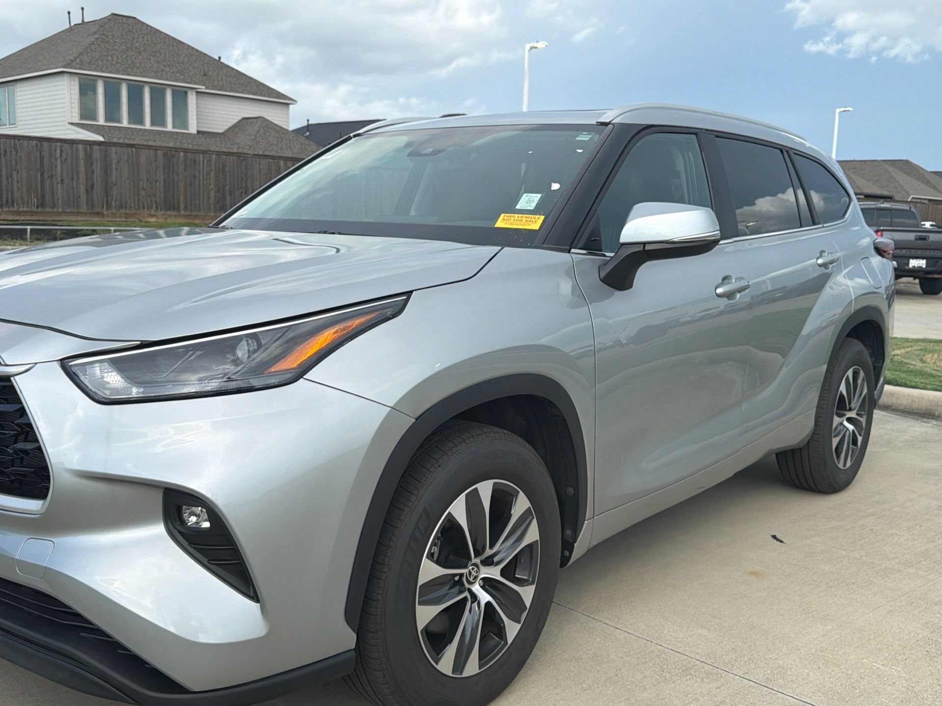 Used 2025 Toyota Highlander XLE FWD image 7