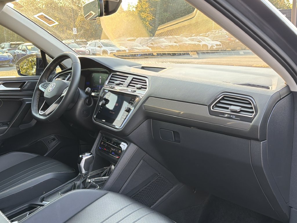 Used 2024 Volkswagen Tiguan SE FWD image 19