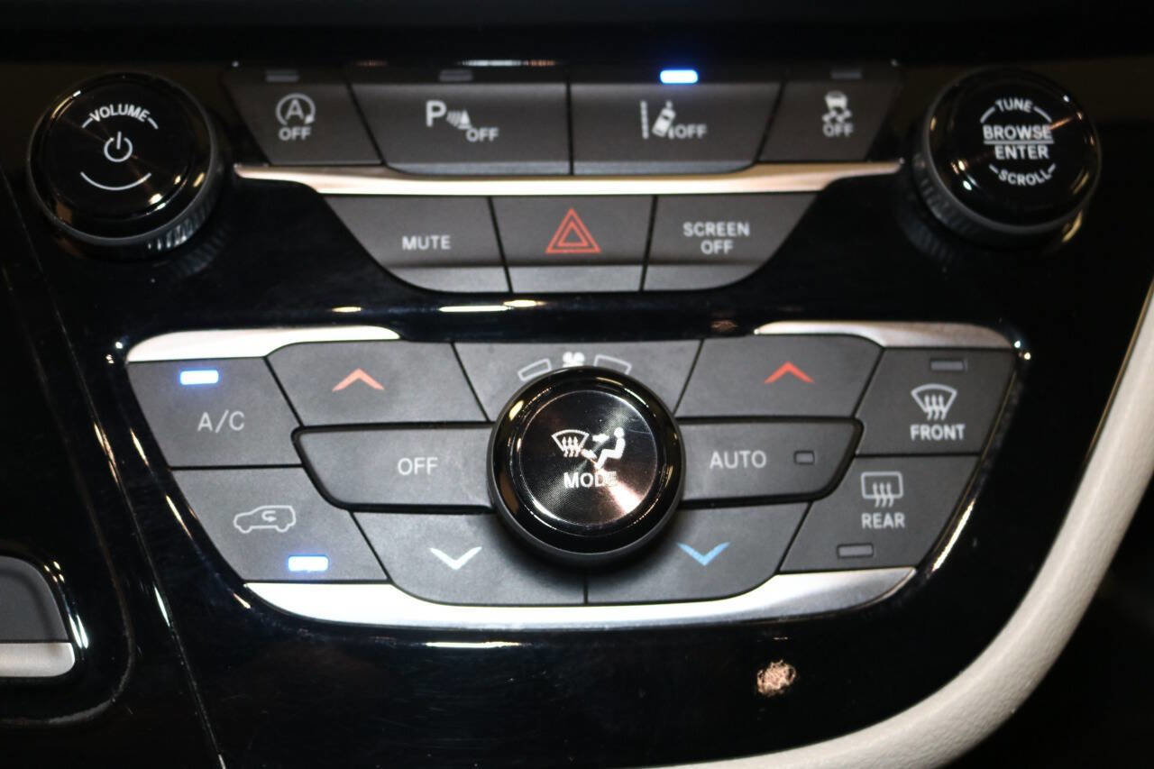 Used 2023 Chrysler Pacifica Touring-L image 89