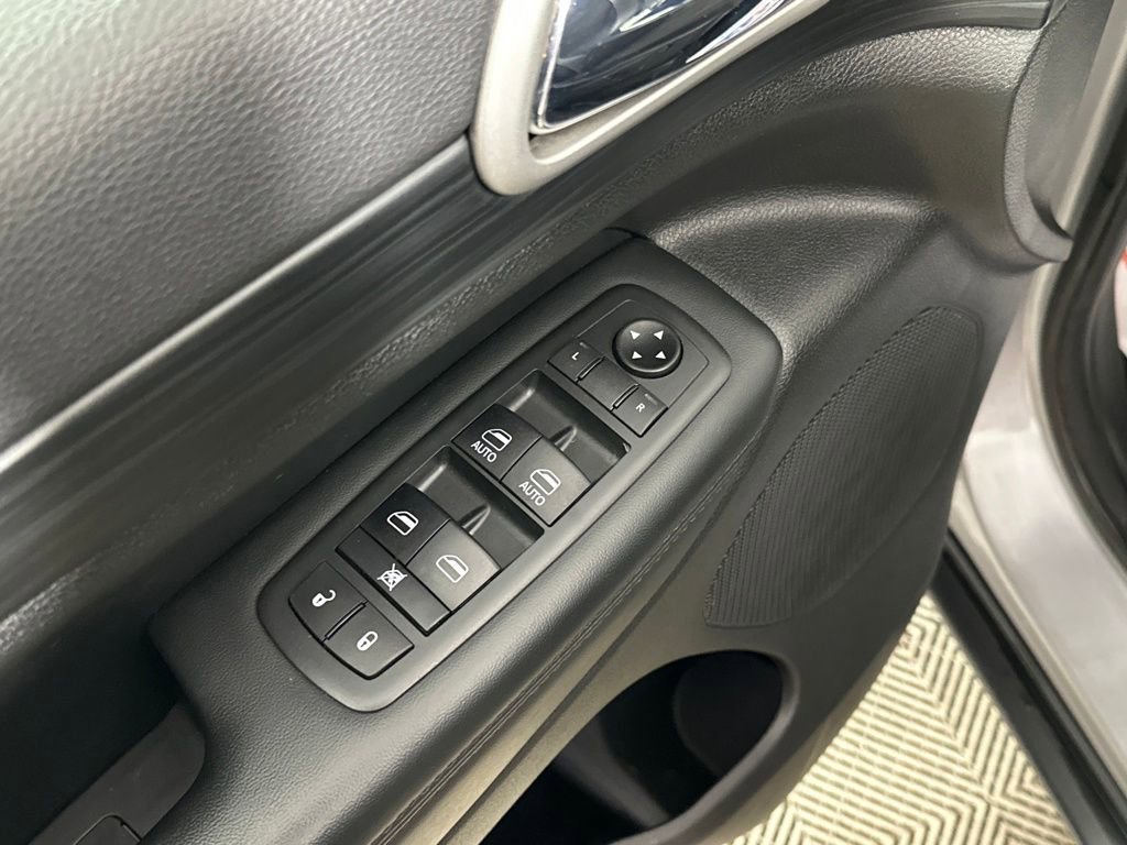 Used 2020 Jeep Grand Cherokee Laredo image 16