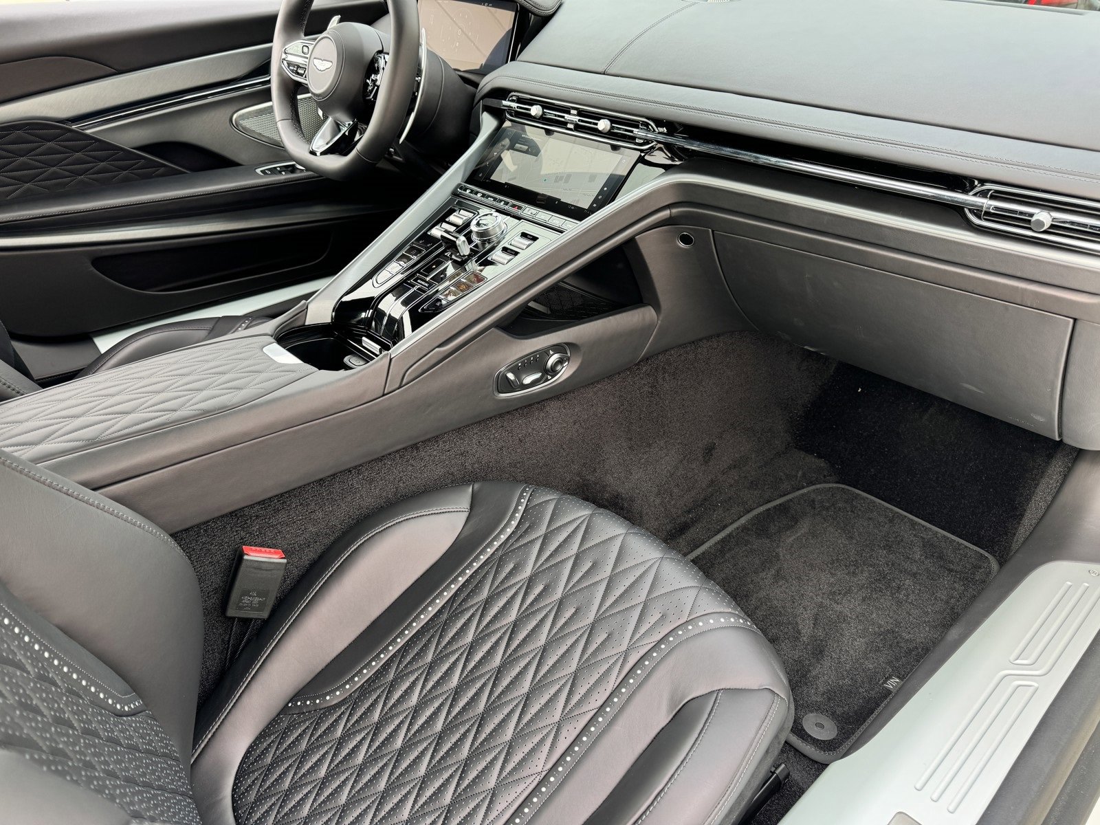 Used 2024 Aston Martin DB12 Coupe image 19