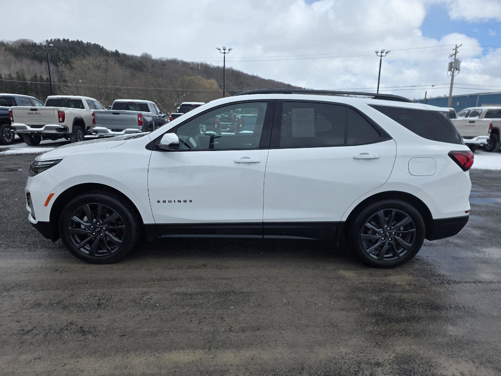 Used 2023 Chevrolet Equinox RS w/ RS Leather Package image 9