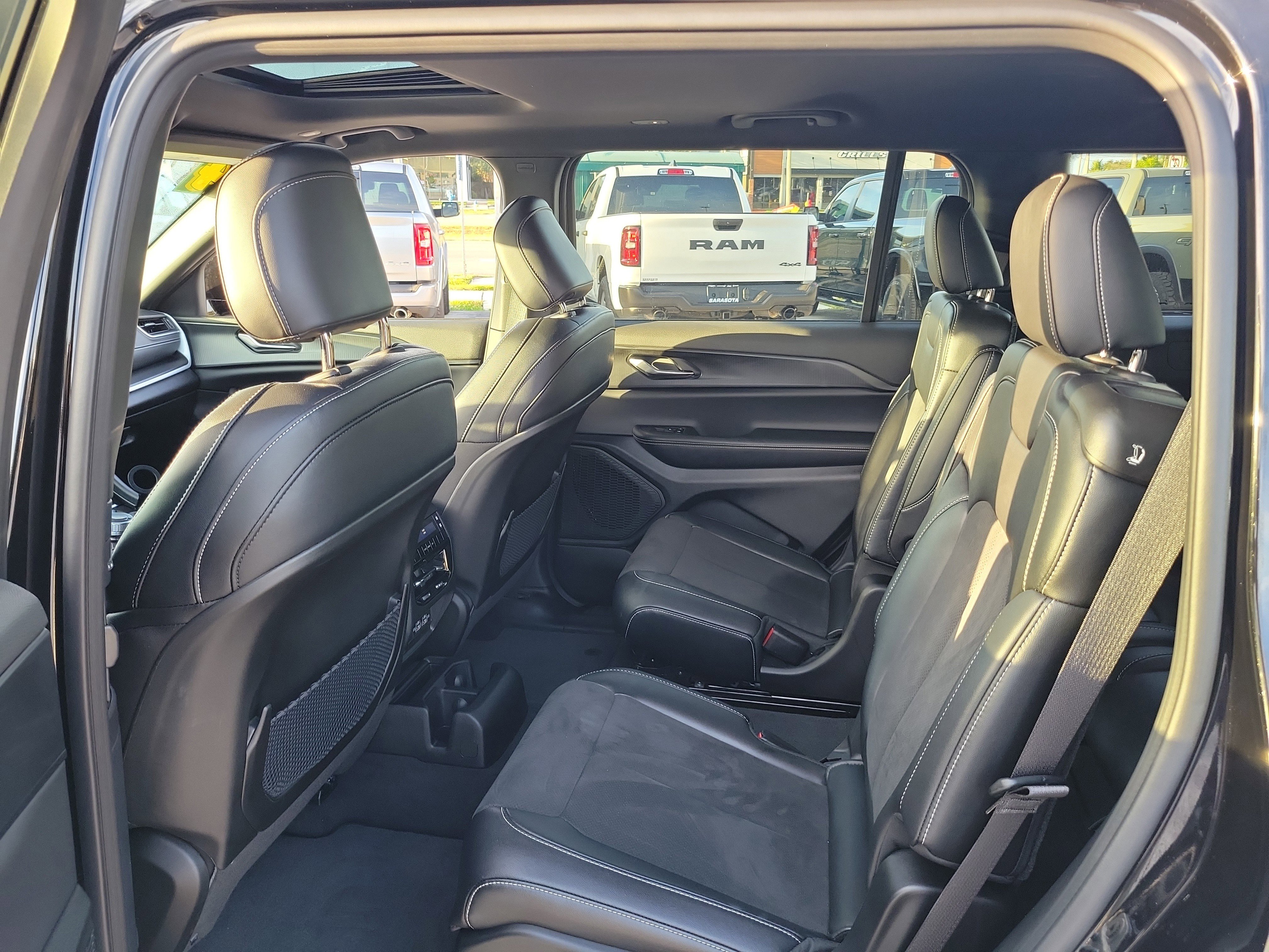 Used 2024 Jeep Grand Cherokee L Altitude image 13