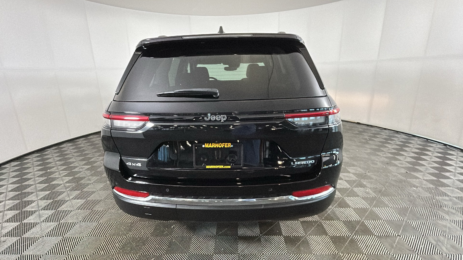 Used 2024 Jeep Grand Cherokee Laredo X AWD/4WD image 4