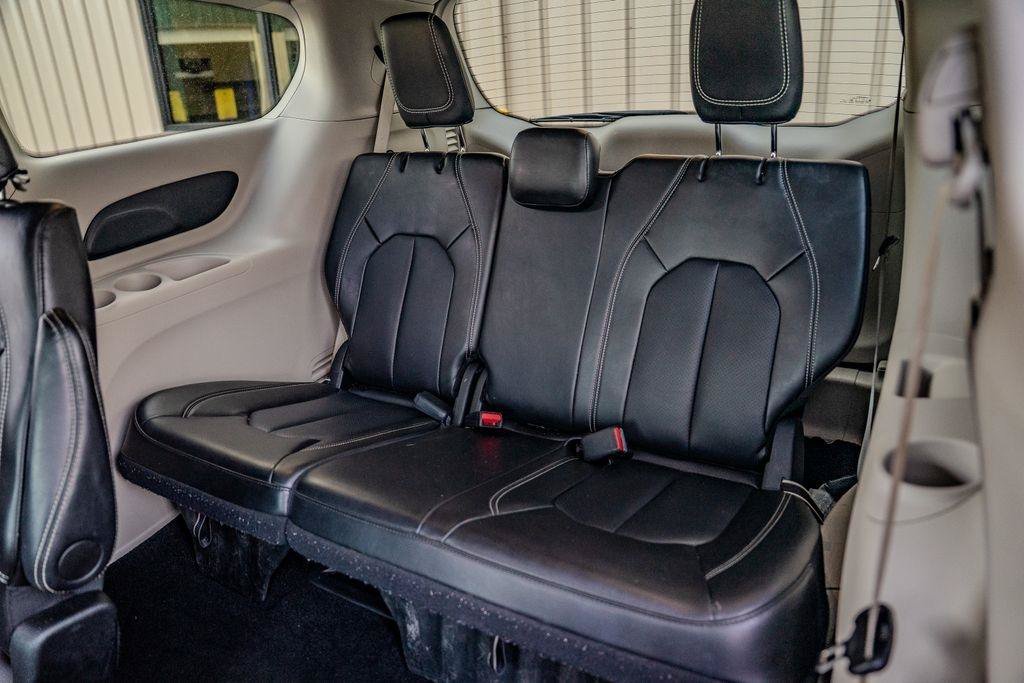 Used 2024 Chrysler Pacifica Touring-L FWD image 15