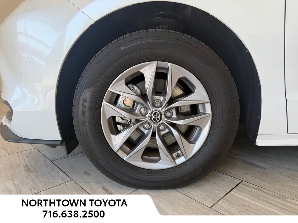 Used 2025 Toyota Sienna XLE w/ XLE Plus Package FWD image 6