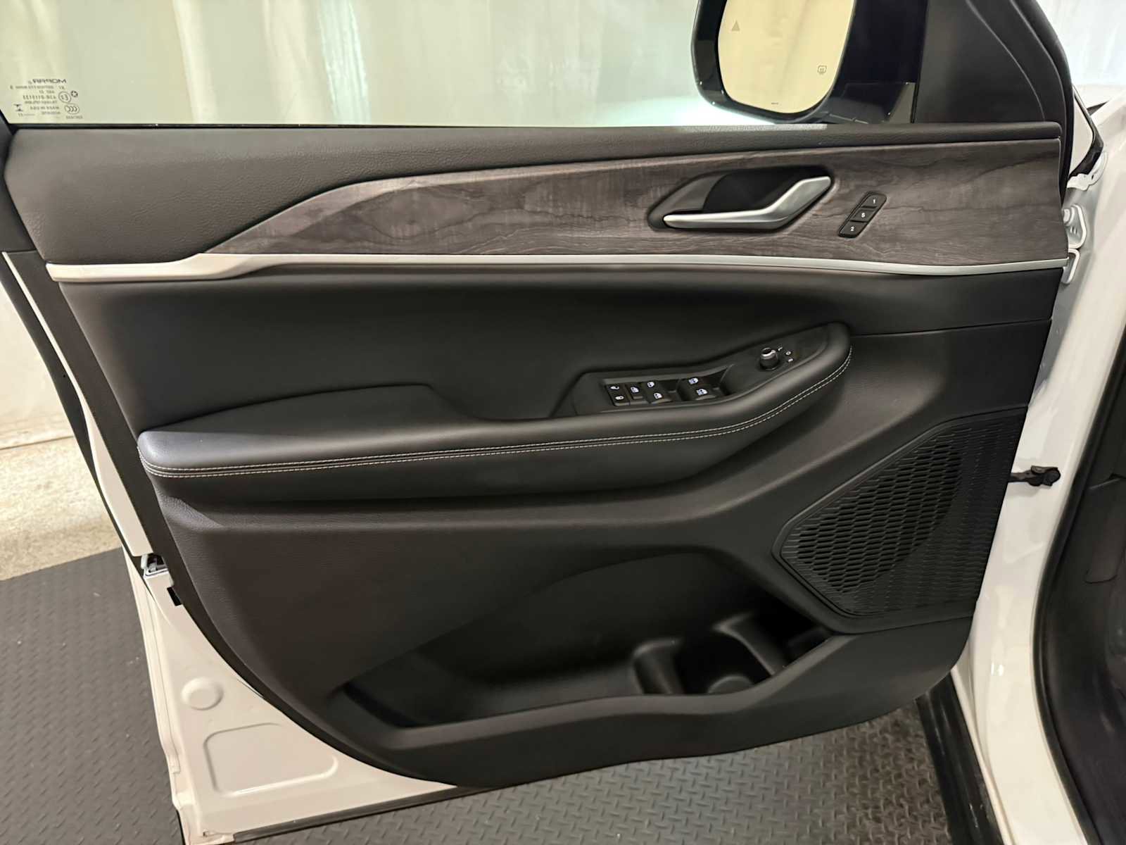 Used 2023 Jeep Grand Cherokee Limited w/ Black Appearance Package image 20