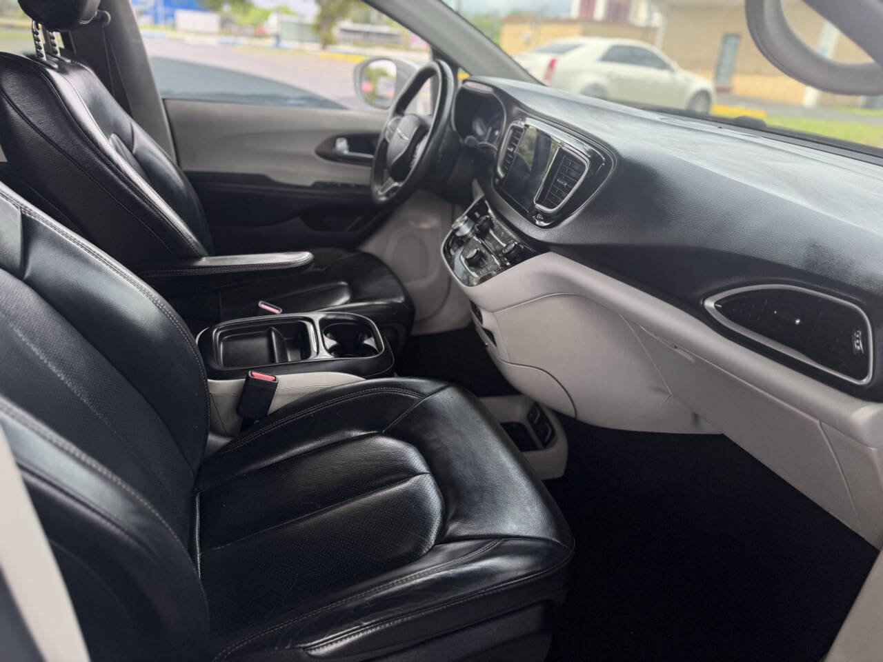 Used 2018 Chrysler Pacifica Touring-L w/ Premium Audio Group image 3