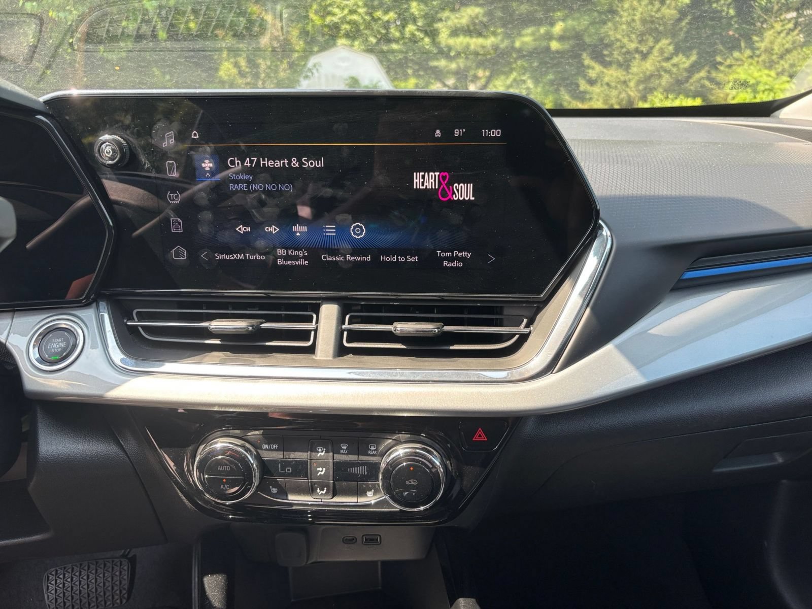Used 2025 Chevrolet Trax LT w/ LT Convenience Package FWD image 17