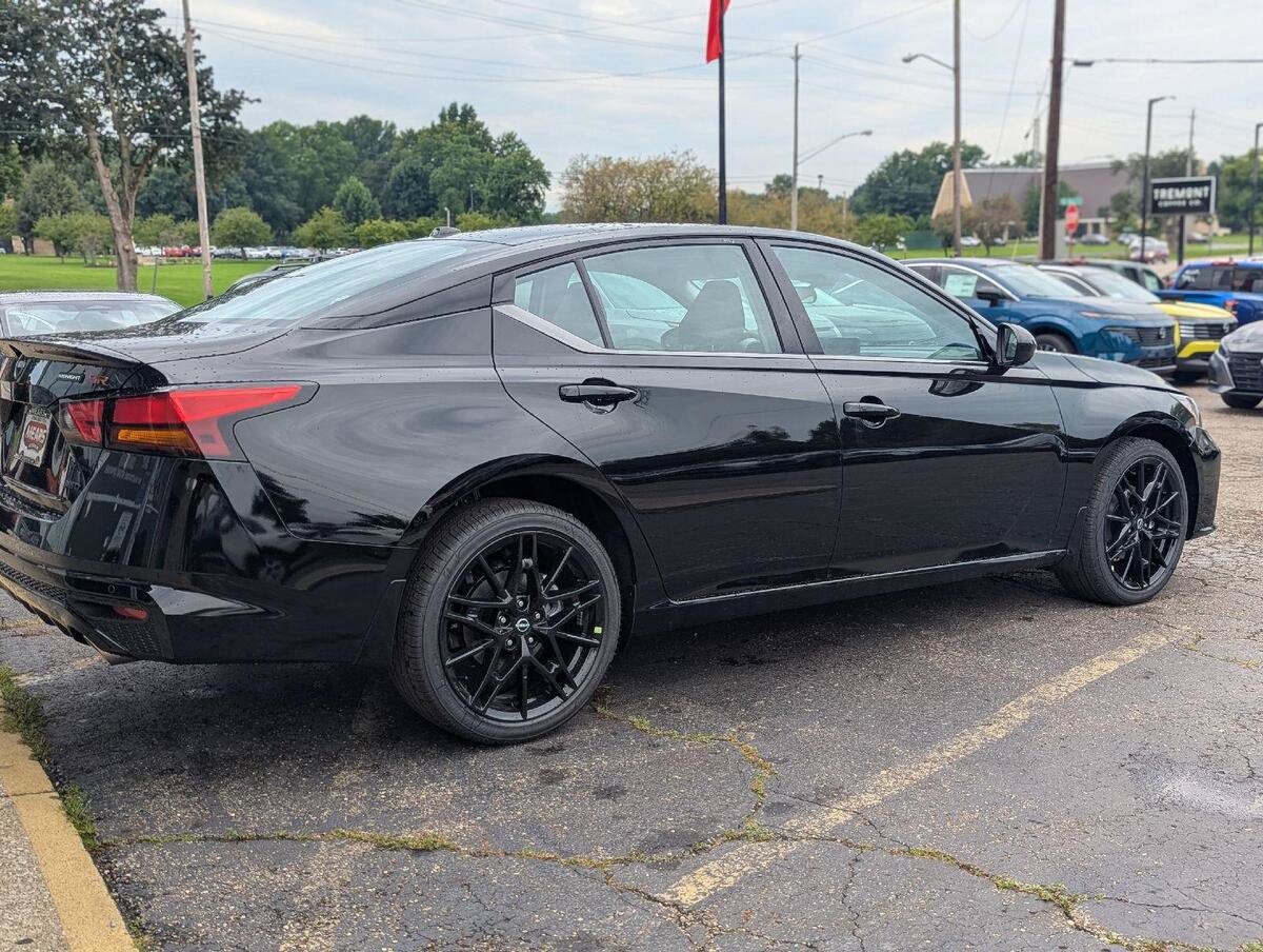 New 2026 Nissan Altima 2.5 SR w/ SR Midnight Edition Package AWD/4WD image 12