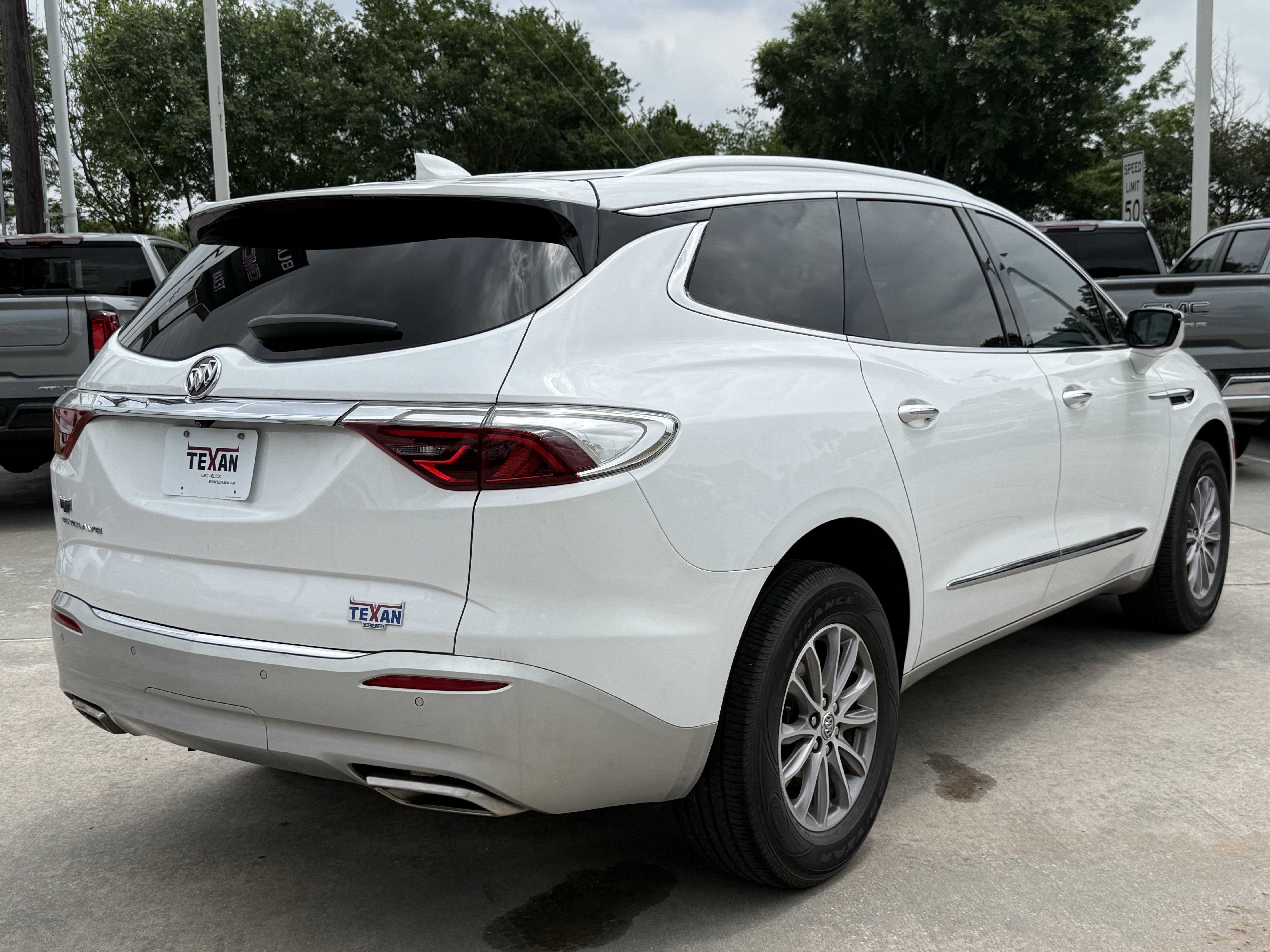 Used 2023 Buick Enclave Essence FWD image 5
