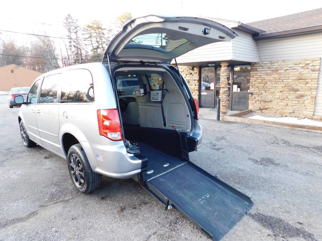 Used 2017 Dodge Grand Caravan SE w/ Power Window Group image 3