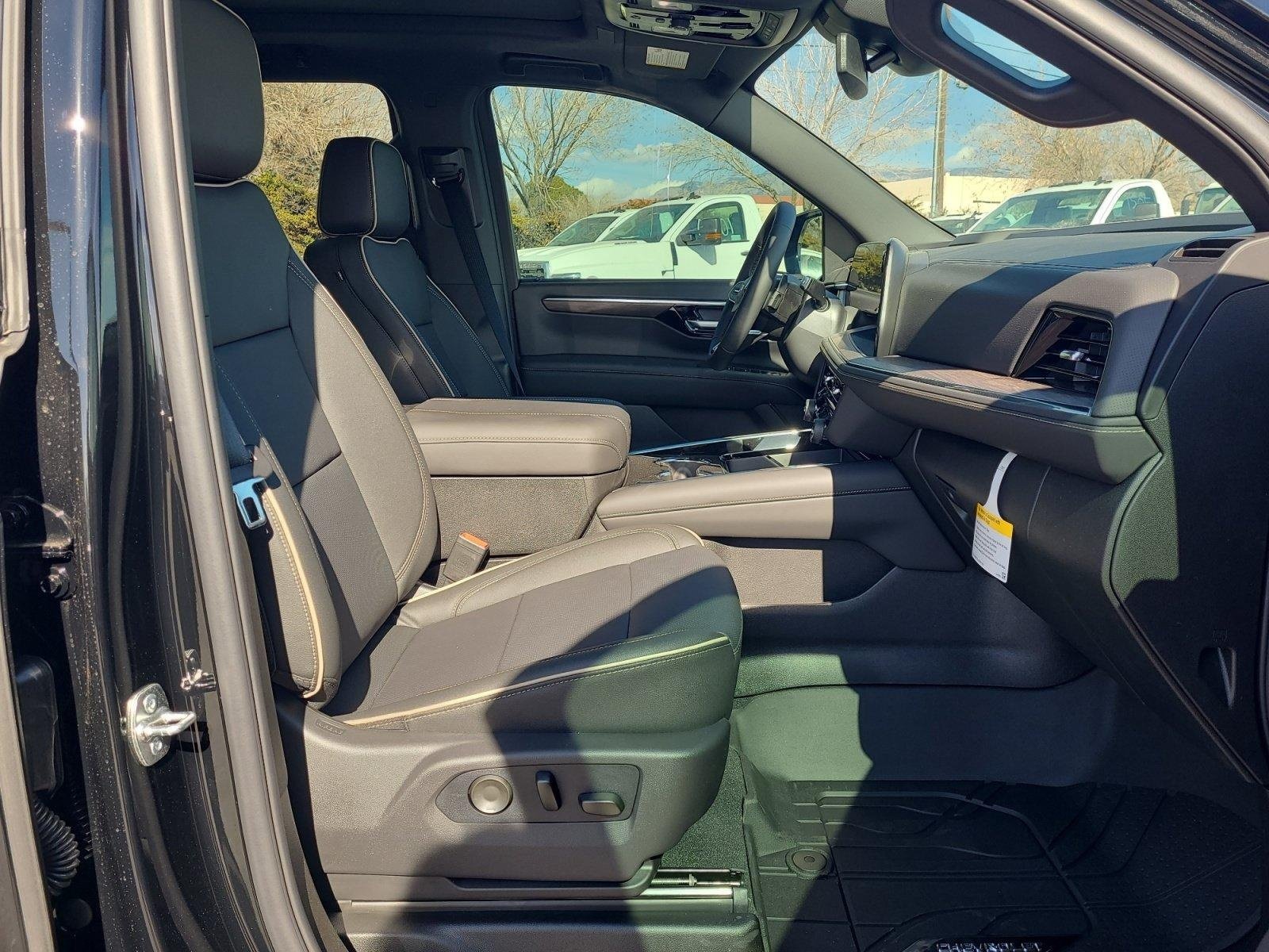 New 2026 Chevrolet Suburban Premier w/ Sun And Tow Package AWD/4WD image 29