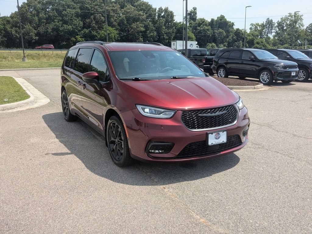Used 2023 Chrysler Pacifica Touring-L w/ S Appearance Package AWD/4WD image 7