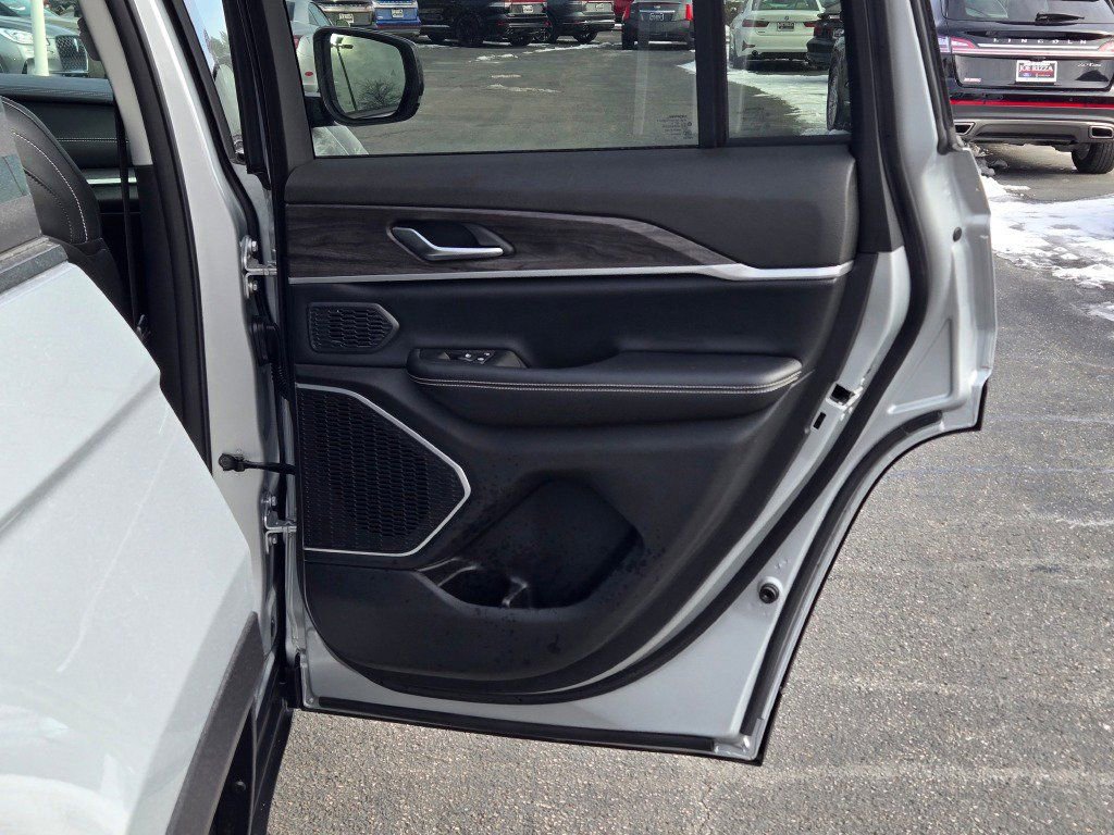 Used 2024 Jeep Grand Cherokee Limited w/ Black Appearance Package image 8