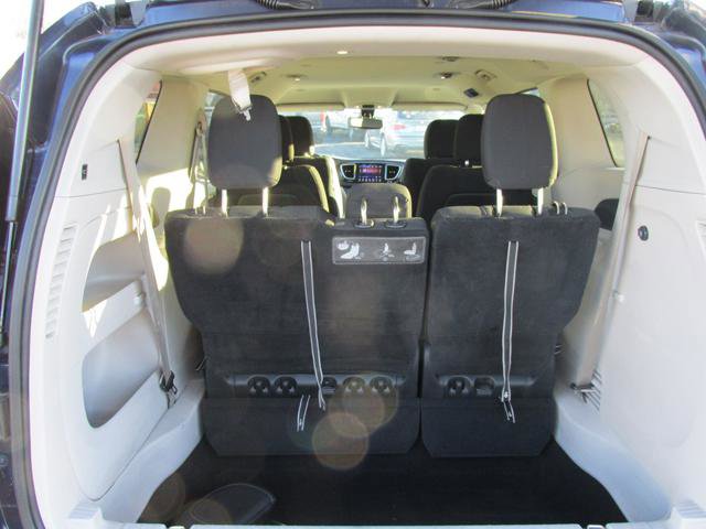 Used 2017 Chrysler Pacifica Touring w/ Tire & Wheel Group FWD image 6