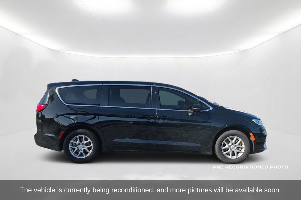 Used 2026 Chrysler Pacifica Select FWD image 4