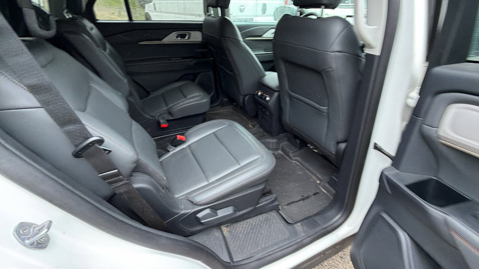Used 2025 Ford Explorer Active w/ Active Comfort Package RWD image 21