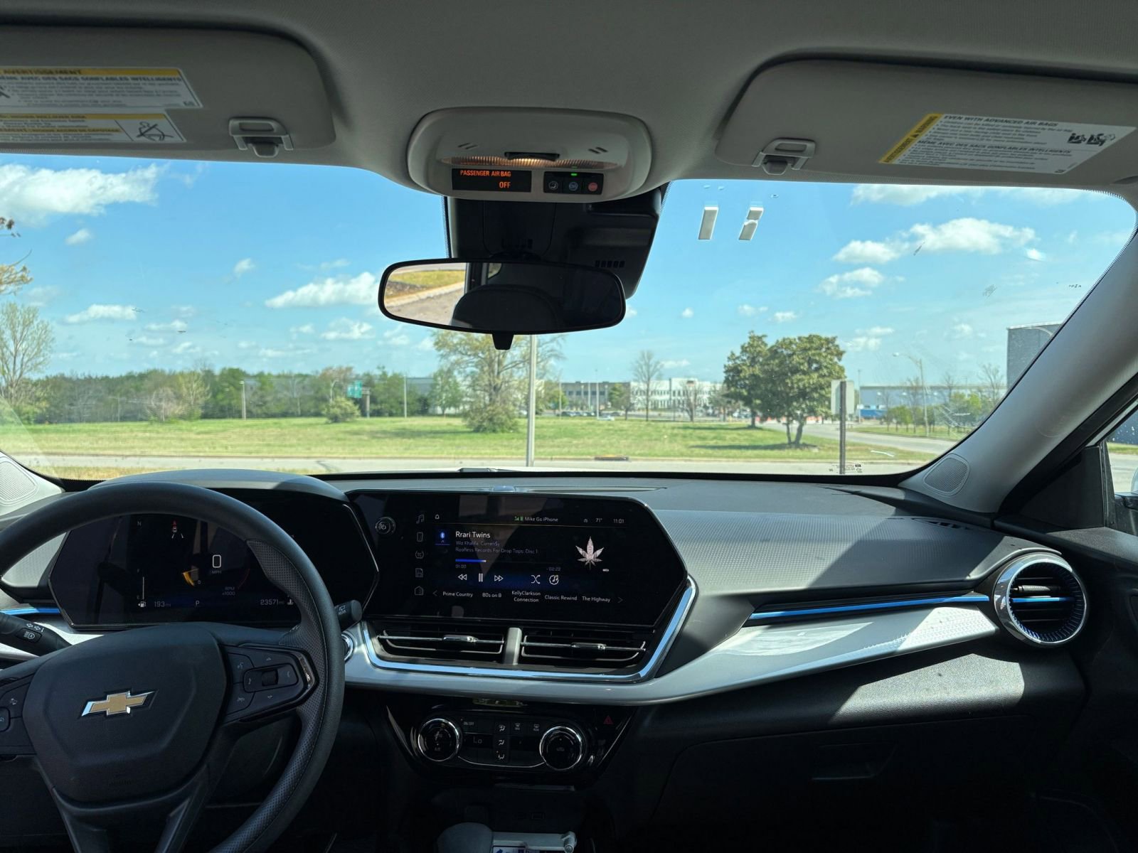 Used 2025 Chevrolet Trax LT image 32