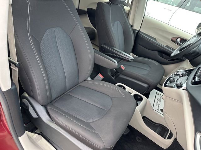 Certified 2023 Chrysler Voyager LX image 14