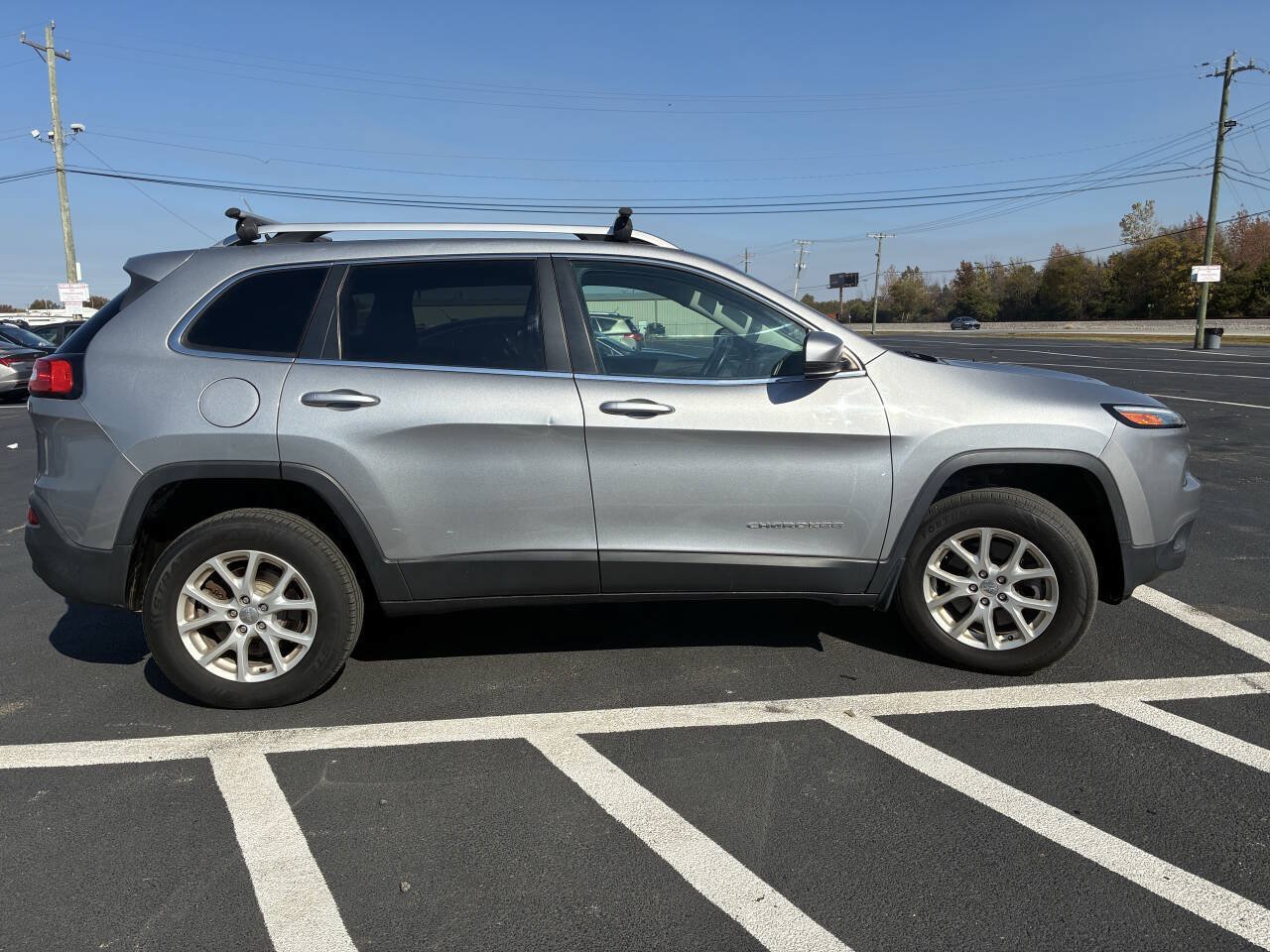Used 2015 Jeep Cherokee Latitude w/ Cold Weather Group AWD/4WD image 7