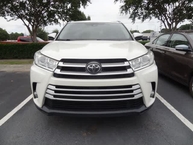 Used 2019 Toyota Highlander XLE FWD image 2