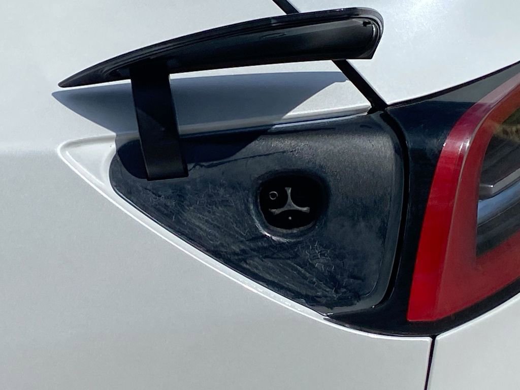 Used 2022 Tesla Model Y Long Range image 21