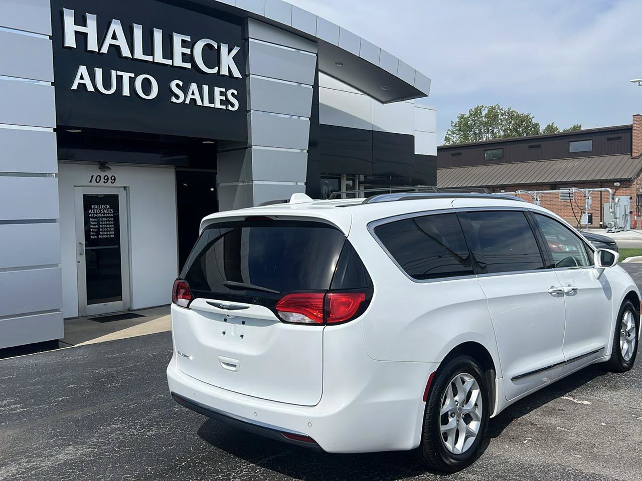 Used 2017 Chrysler Pacifica Touring-L Plus w/ Tire & Wheel Group FWD image 5
