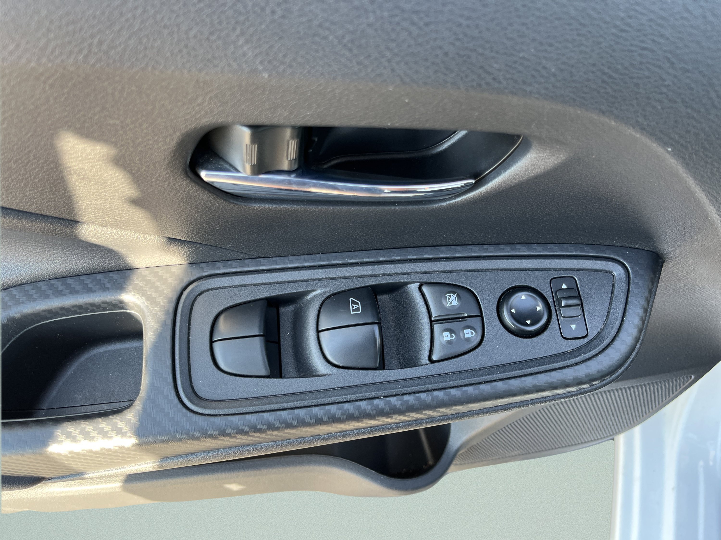 Used 2025 Nissan Versa SV FWD image 15