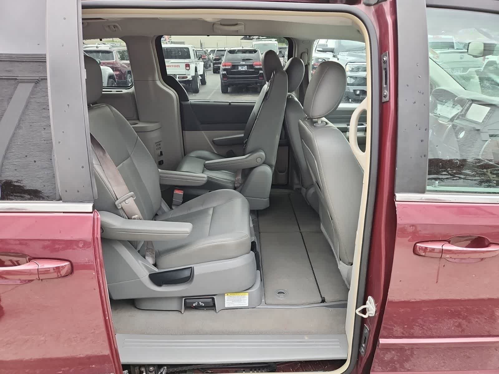 Used 2008 Chrysler Town & Country Touring FWD image 23