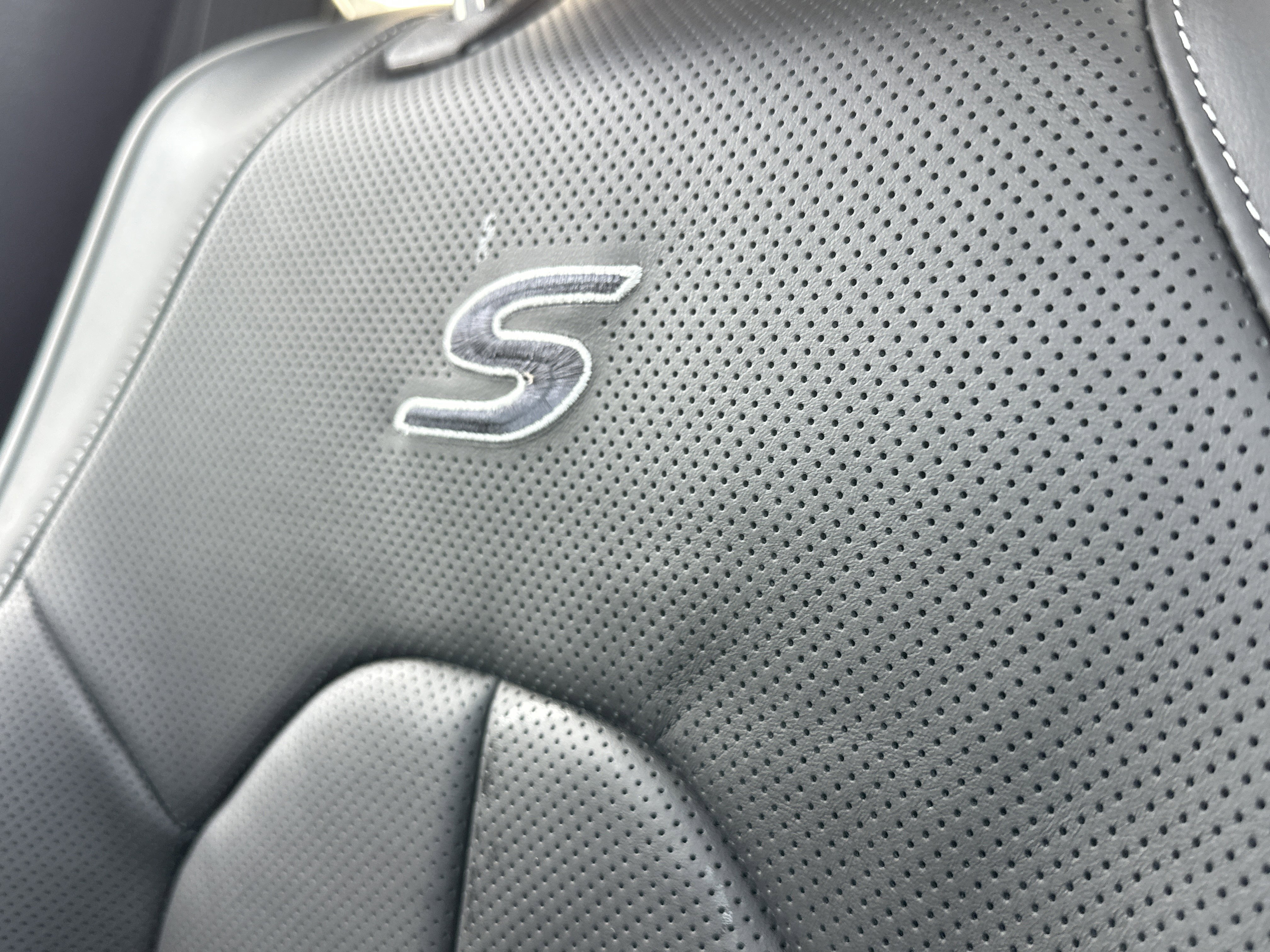 New 2026 Chrysler Pacifica Limited w/ Uconnect Theater Family Group image 4