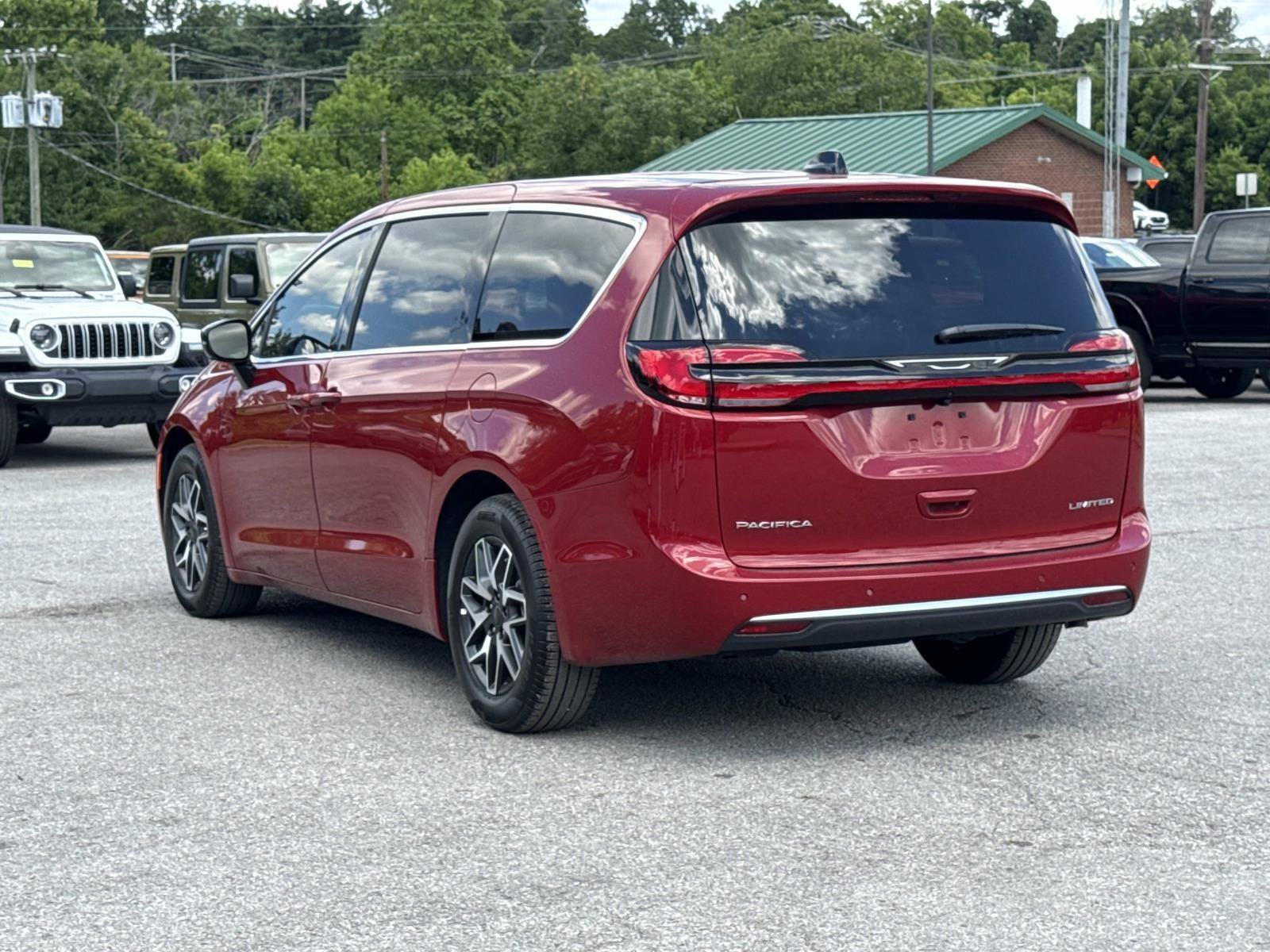 New 2027 Chrysler Pacifica Limited FWD image 7