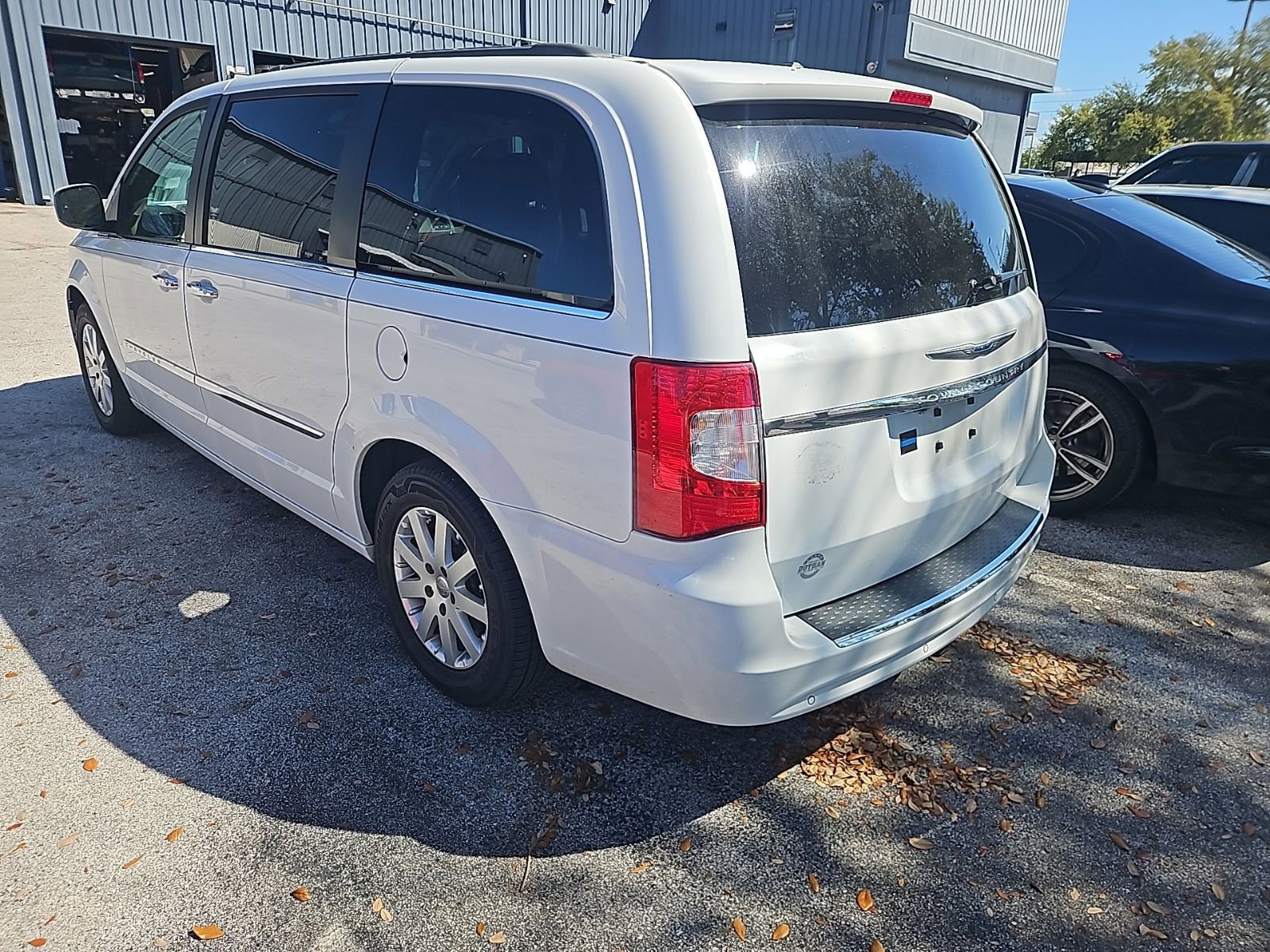 Used 2015 Chrysler Town & Country Touring w/ Driver Convenience Group image 7