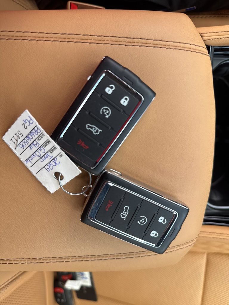 Used 2024 Jeep Grand Cherokee Summit AWD/4WD image 33
