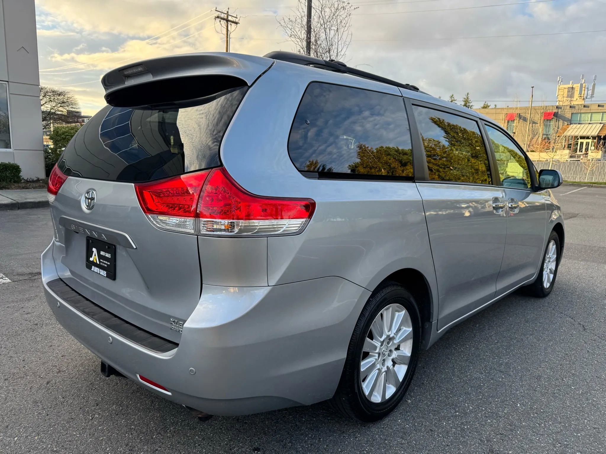 Used 2014 Toyota Sienna XLE w/ XLE Premium Package AWD/4WD image 10
