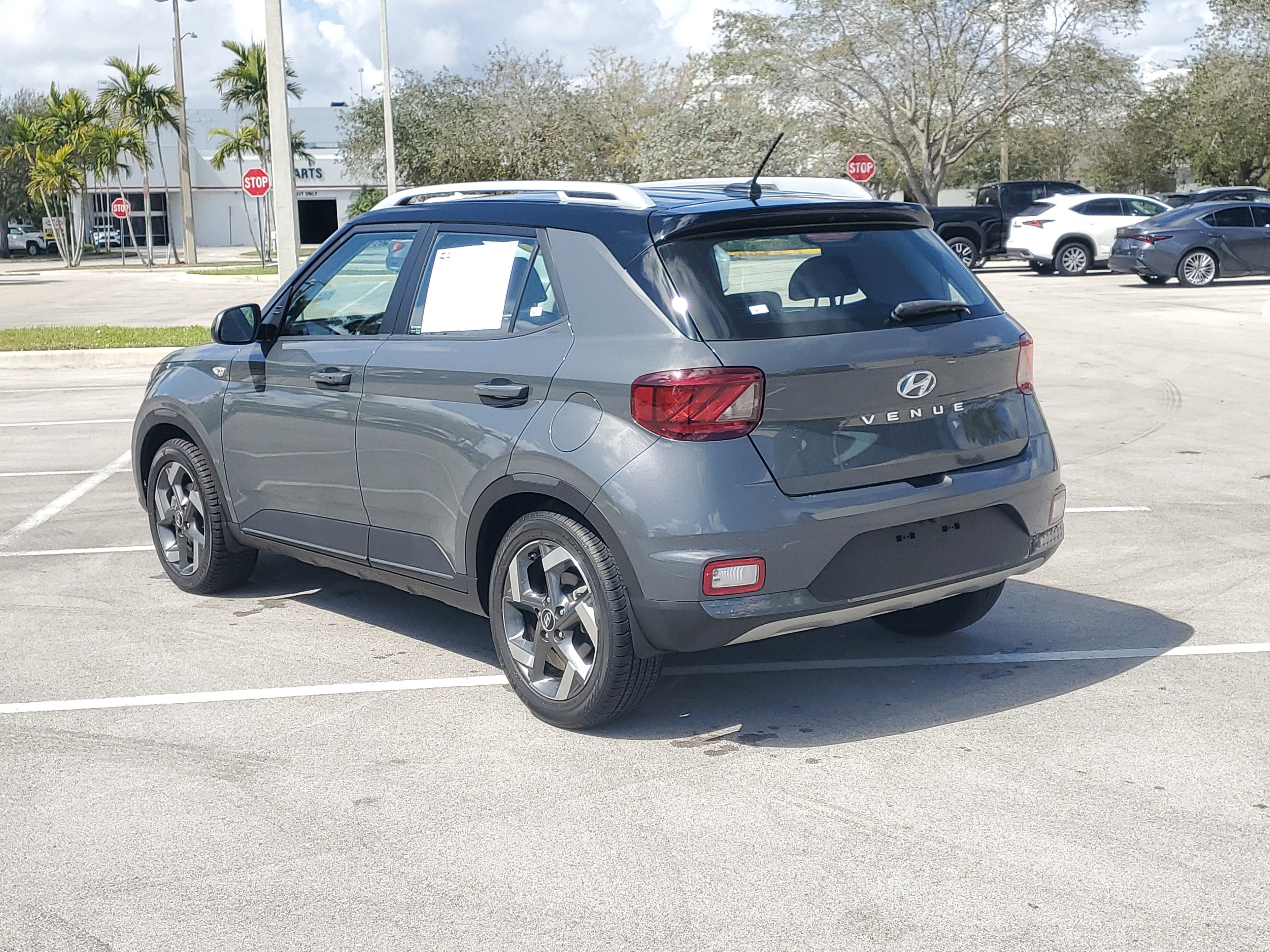 Used 2023 Hyundai Venue Limited image 5