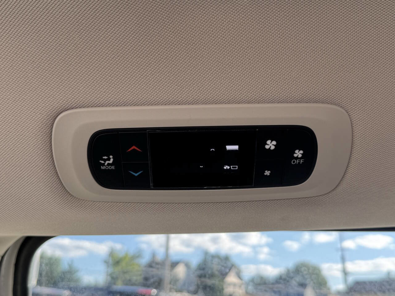 Used 2022 Chrysler Voyager LX image 44