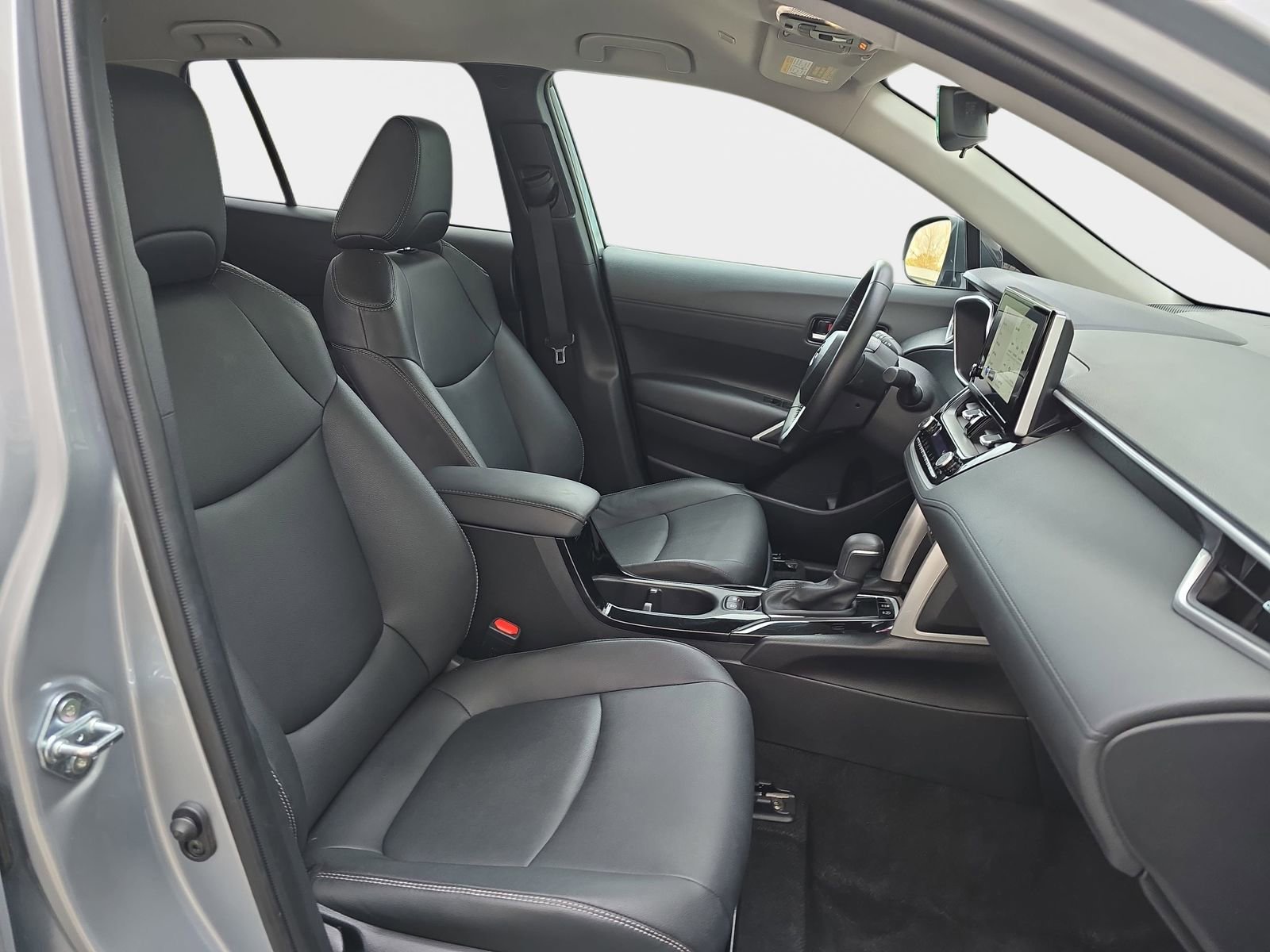 Used 2025 Toyota Corolla Cross XLE image 12