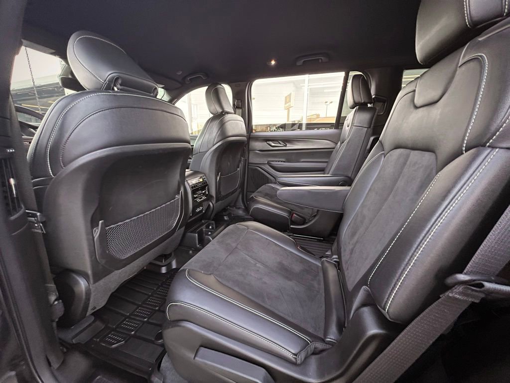 Used 2023 Jeep Grand Cherokee L Laredo image 18