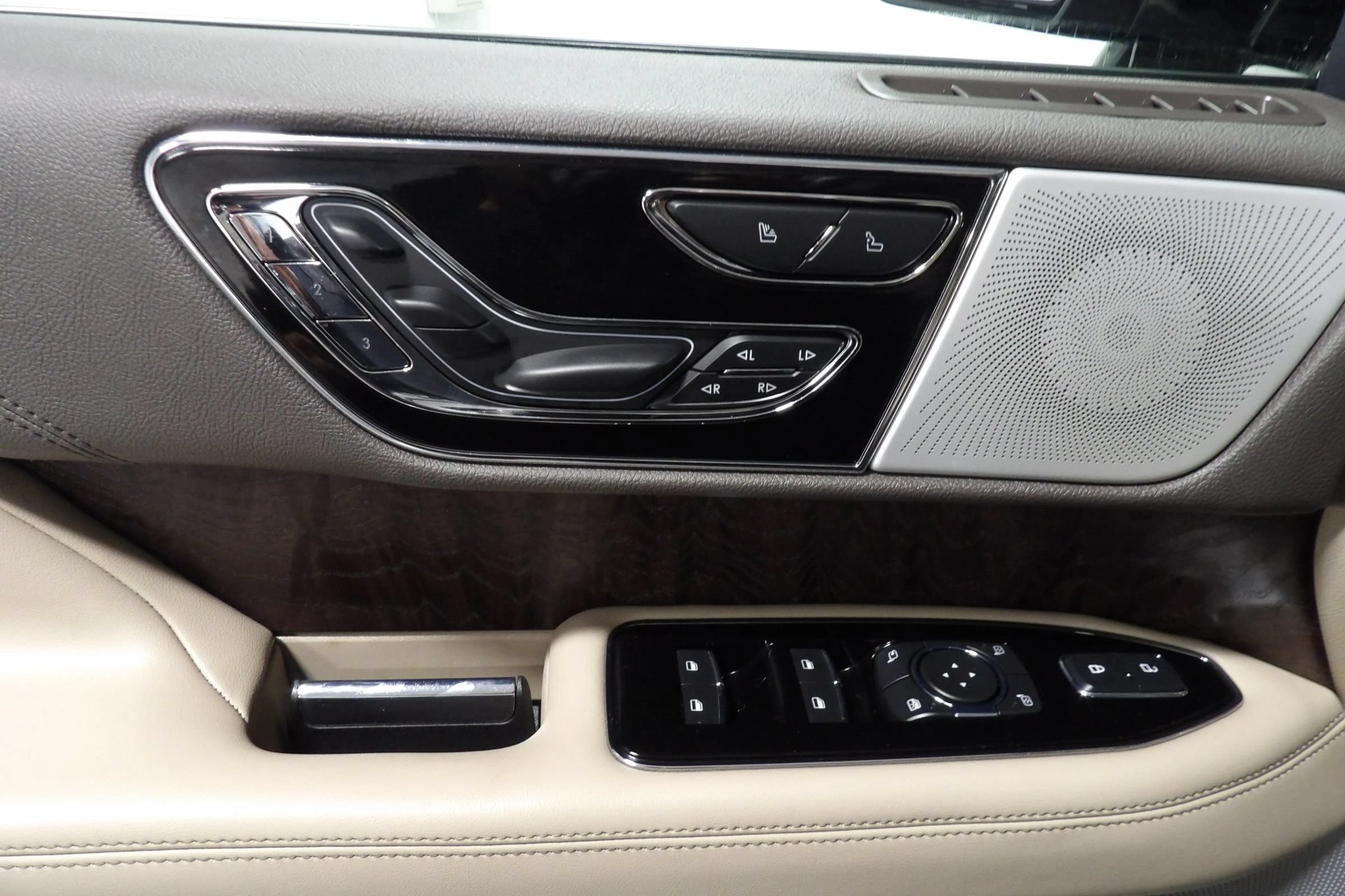 Used 2022 Lincoln Navigator Reserve AWD/4WD image 16