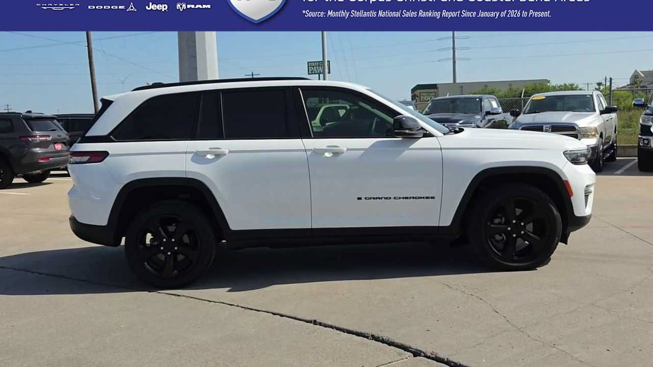 Used 2023 Jeep Grand Cherokee Limited w/ Black Appearance Package AWD/4WD image 9