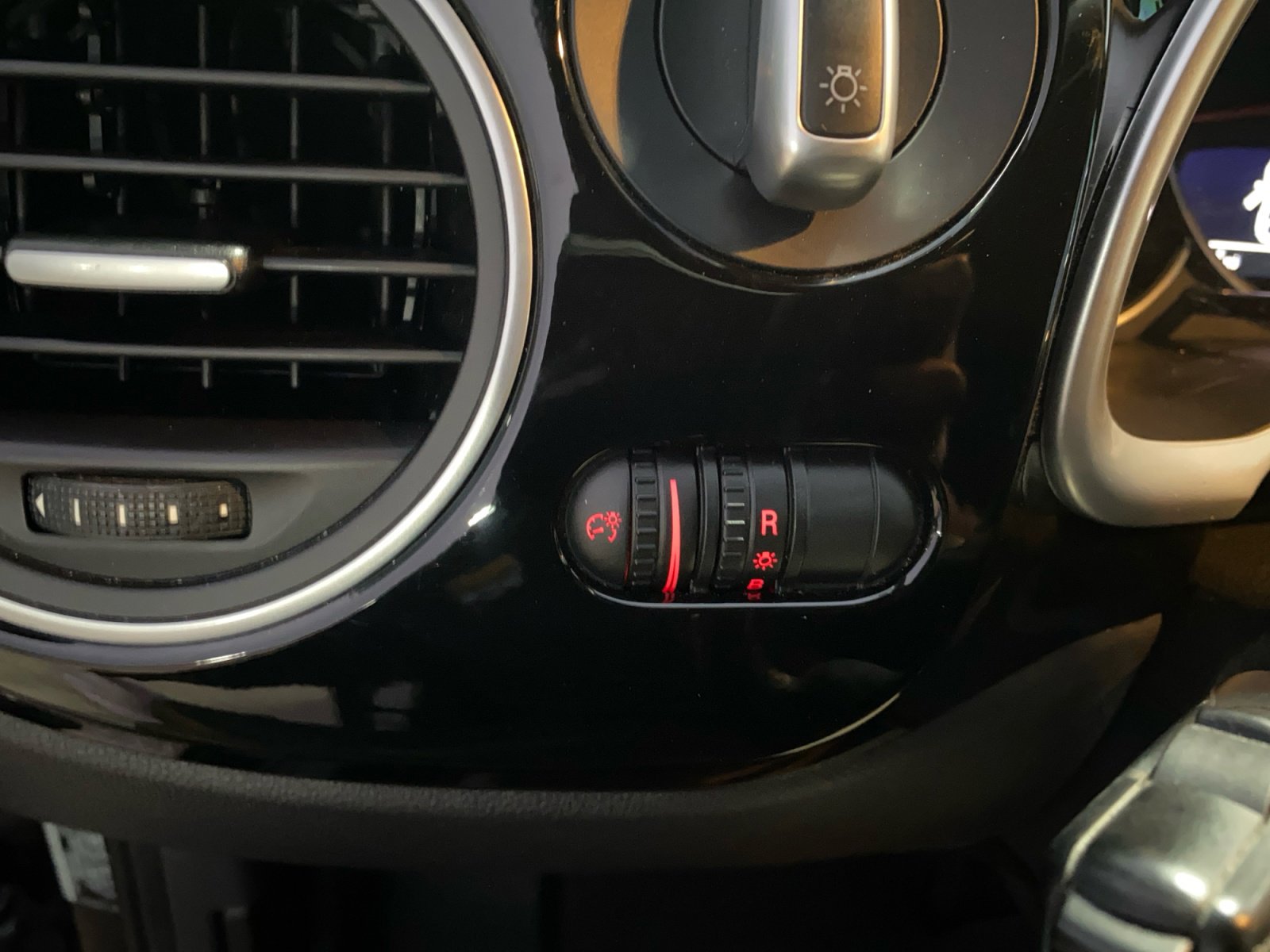 Used 2019 Volkswagen Beetle 2.0T S image 25