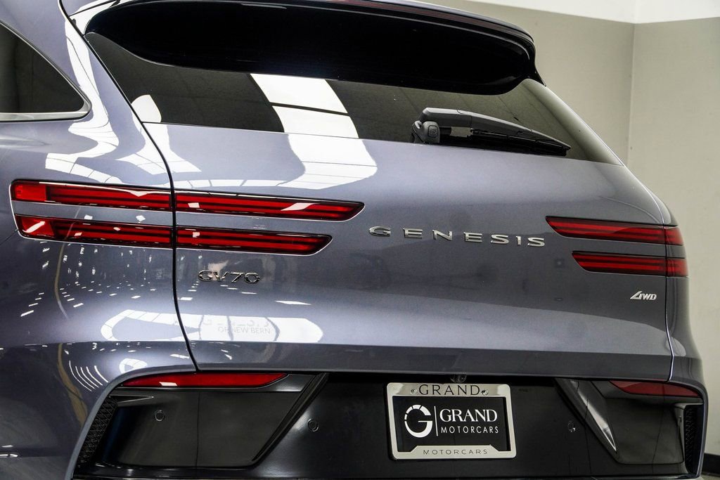 Used 2026 Genesis GV70 2.5T Select image 14