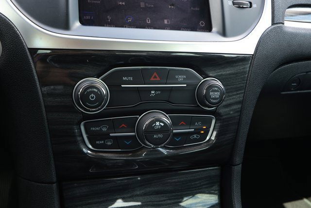 Used 2019 Chrysler 300 Touring w/ Chrome Appearance Package image 18