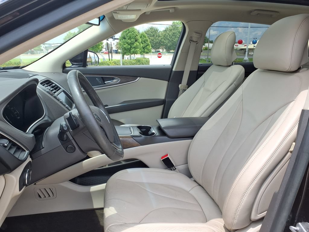Used 2016 Lincoln MKX Reserve w/ Technology Package FWD image 12