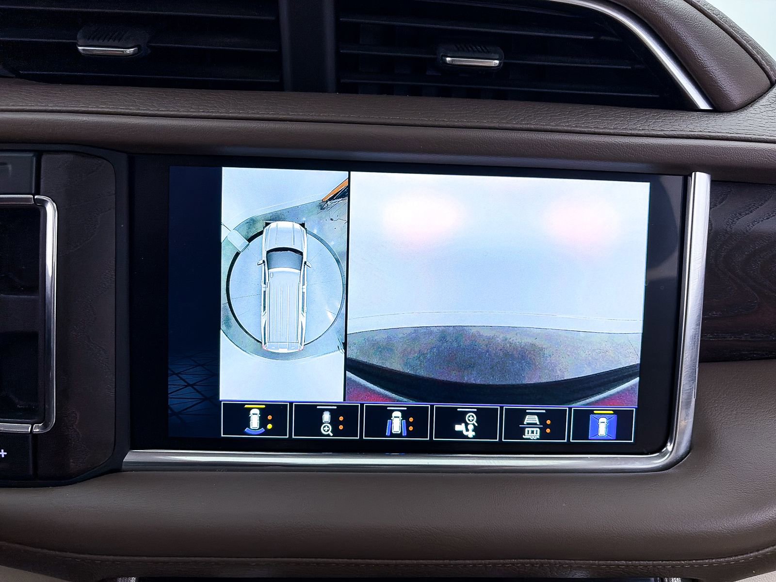 Used 2023 GMC Yukon XL Denali AWD/4WD image 8
