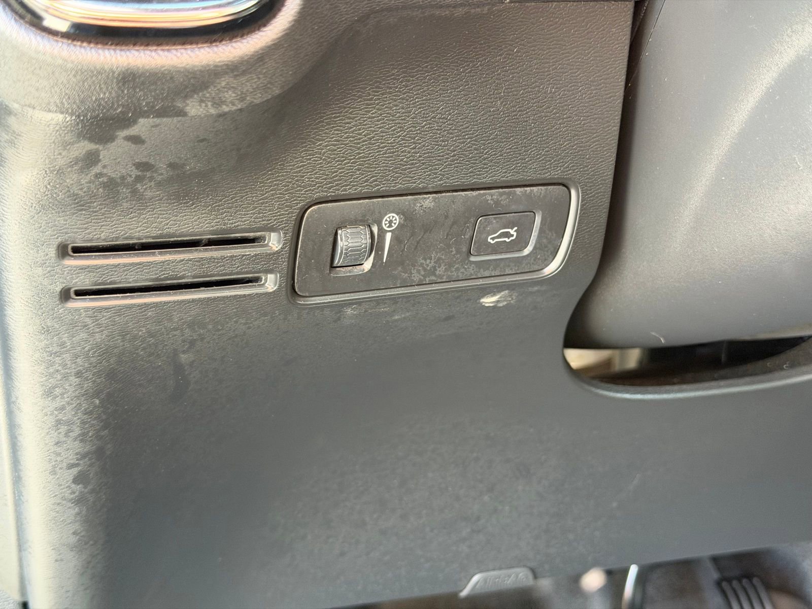 Used 2019 Volvo XC40 T4 Momentum image 17